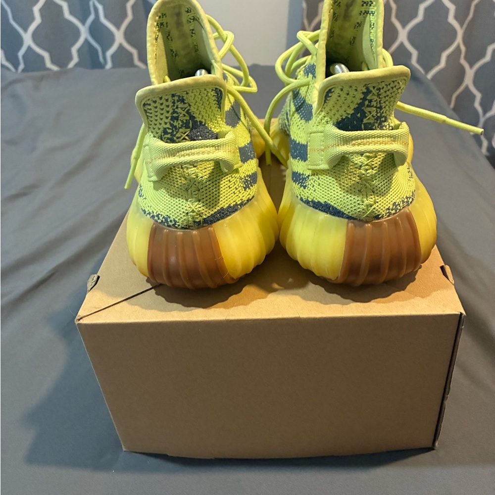 Adidas Yeezy 350 v2 - Picture 4 of 6